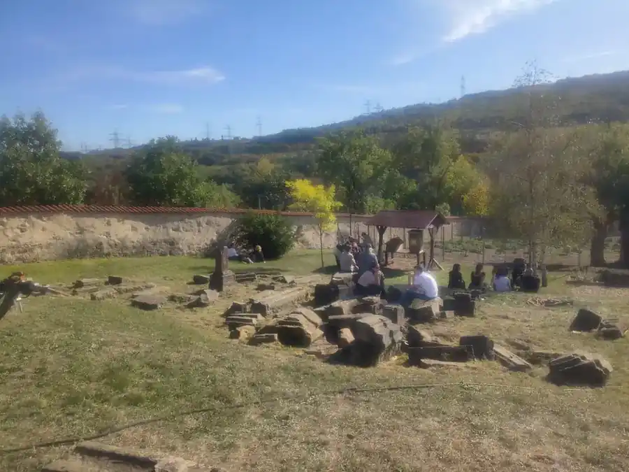 Návštěvníci odpočívající v zahradě během kadaňského vinobraní