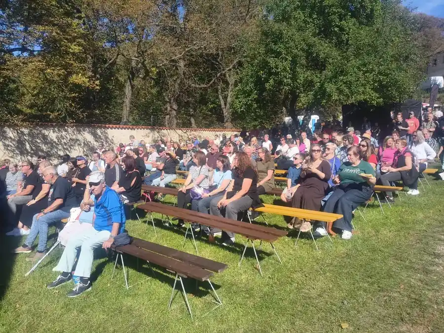Návštěvníci sedící před pódiem na kadaňském vinobraní