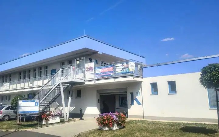 Budova a vstup do letního koupaliště v Kadani