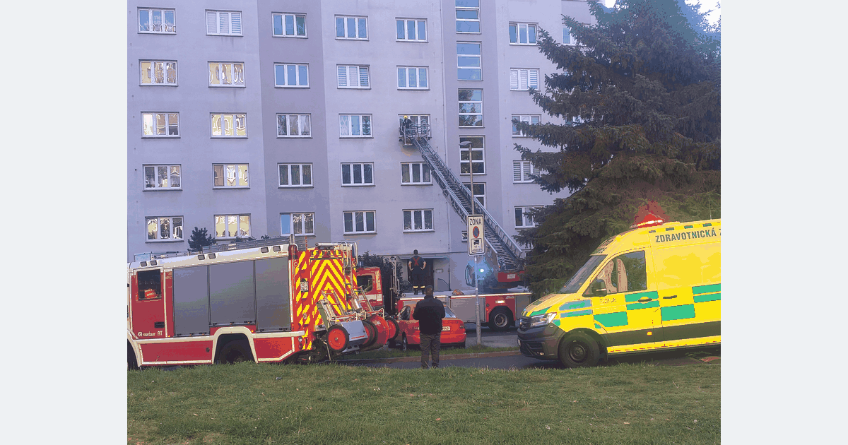 Zásah v Chomutovské ulici v Kadani: z bytu vynesli ženu na nosítkách
